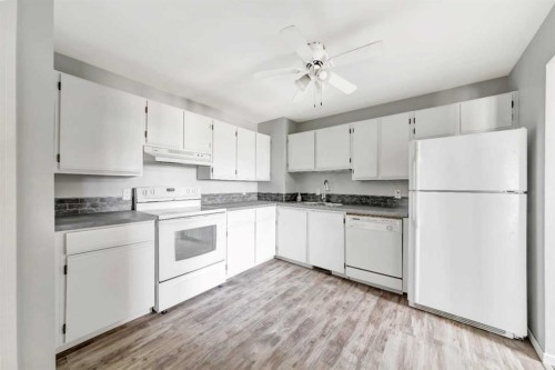 8-5219 57 Street, Lloydminster, AB - Indoor Photo Showing Kitchen With Double Sink