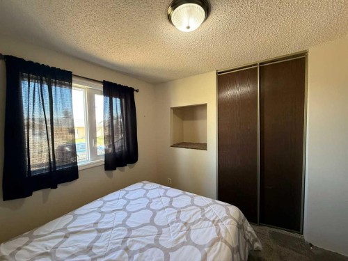 5417 52 Avenue, Mannville, AB - Indoor Photo Showing Bedroom