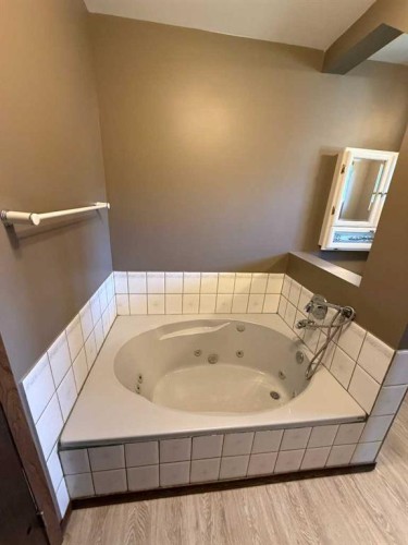 5417 52 Avenue, Mannville, AB - Indoor Photo Showing Bathroom