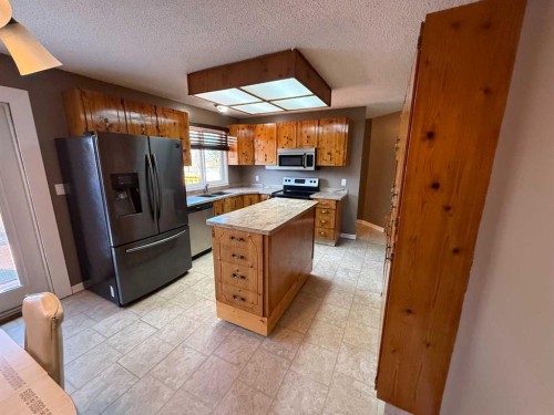 5417 52 Avenue, Mannville, AB - Indoor Photo Showing Kitchen With Double Sink