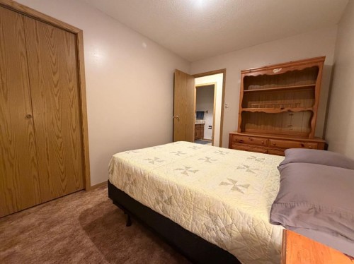530 20 Street, Wainwright, AB - Indoor Photo Showing Bedroom