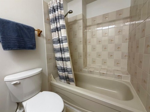 530 20 Street, Wainwright, AB - Indoor Photo Showing Bathroom