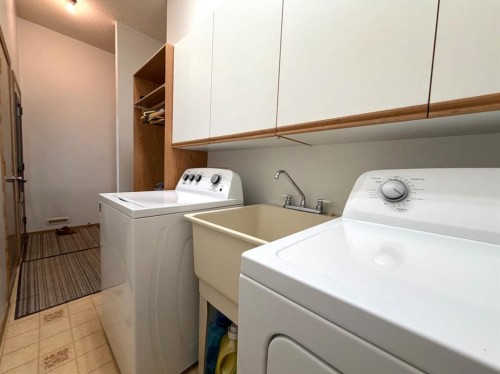 530 20 Street, Wainwright, AB - Indoor Photo Showing Laundry Room