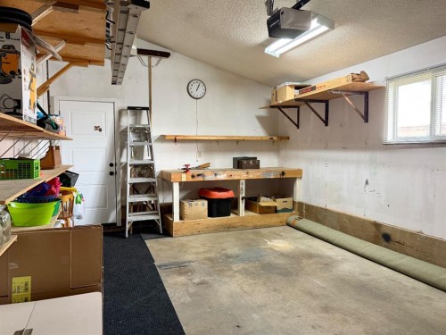 530 20 Street, Wainwright, AB - Indoor Photo Showing Garage