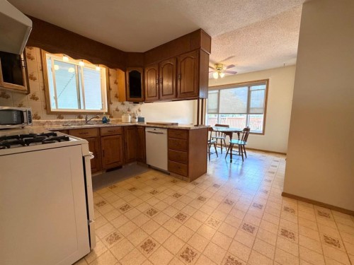 530 20 Street, Wainwright, AB - Indoor Photo Showing Kitchen