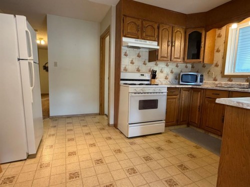 530 20 Street, Wainwright, AB - Indoor Photo Showing Kitchen With Double Sink