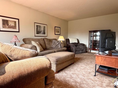 530 20 Street, Wainwright, AB - Indoor Photo Showing Living Room