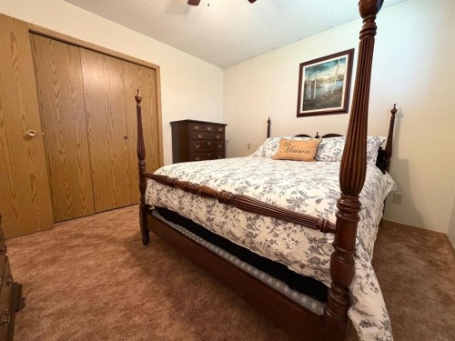 530 20 Street, Wainwright, AB - Indoor Photo Showing Bedroom