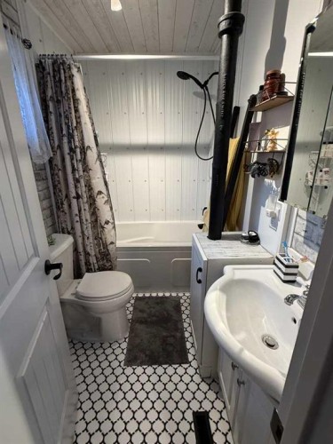 4703 47 Avenue, Myrnam, AB - Indoor Photo Showing Bathroom