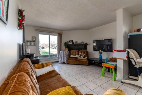 109B-3007 57A Avenue, Lloydminster, AB - Indoor Photo Showing Living Room