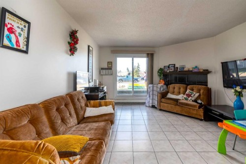 109B-3007 57A Avenue, Lloydminster, AB - Indoor Photo Showing Living Room