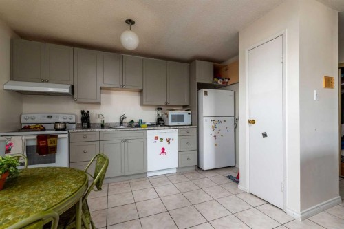 109B-3007 57A Avenue, Lloydminster, AB - Indoor Photo Showing Kitchen