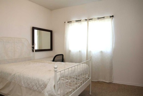 102B-6608 42 Street, Lloydminster, AB - Indoor Photo Showing Bedroom