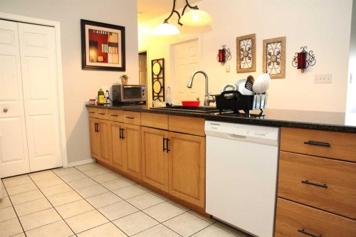 102B-6608 42 Street, Lloydminster, AB - Indoor Photo Showing Kitchen