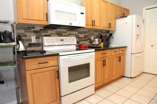 102B-6608 42 Street, Lloydminster, AB - Indoor Photo Showing Kitchen