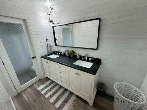 208 1 Street West, Lashburn, SK - Indoor Photo Showing Bathroom