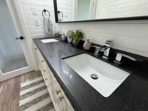 208 1 Street West, Lashburn, SK - Indoor Photo Showing Bathroom