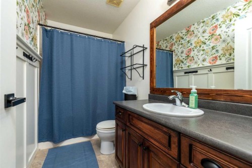 2308 52 Avenue, Lloydminster, AB - Indoor Photo Showing Bathroom