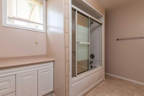 6601 39 Street, Lloydminster, AB - Indoor Photo Showing Bathroom