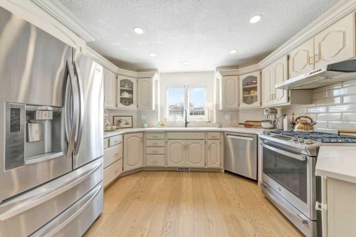 605 22 Street, Wainwright, AB - Indoor Photo Showing Kitchen With Upgraded Kitchen