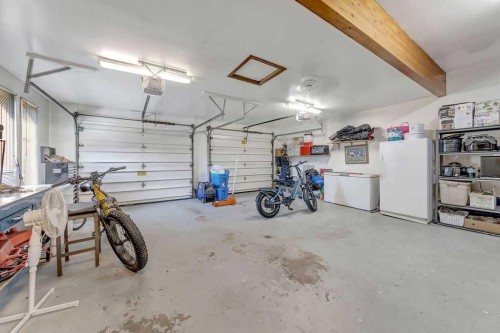 605 22 Street, Wainwright, AB - Indoor Photo Showing Garage