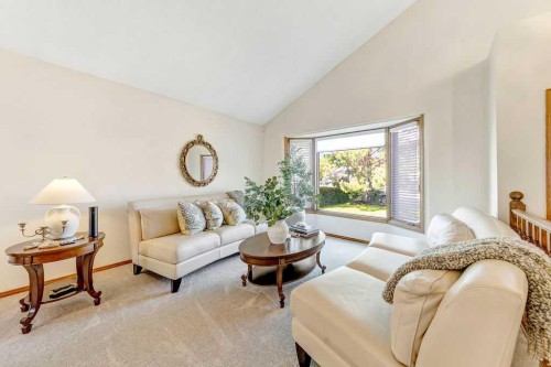605 22 Street, Wainwright, AB - Indoor Photo Showing Living Room