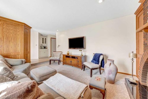 605 22 Street, Wainwright, AB - Indoor Photo Showing Living Room