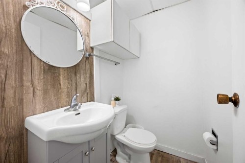 5607 43 Street, Lloydminster, AB - Indoor Photo Showing Bathroom