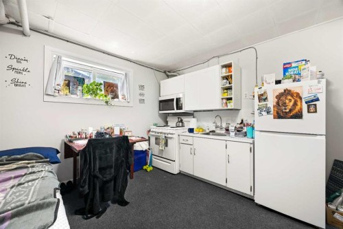 5607 43 Street, Lloydminster, AB - Indoor Photo Showing Kitchen