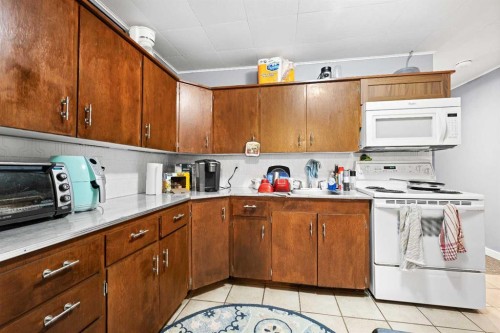 5607 43 Street, Lloydminster, AB - Indoor Photo Showing Kitchen