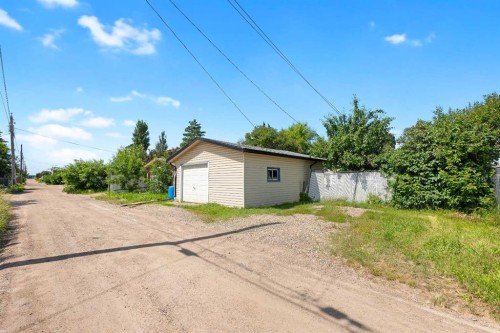 5607 43 Street, Lloydminster, AB - Outdoor
