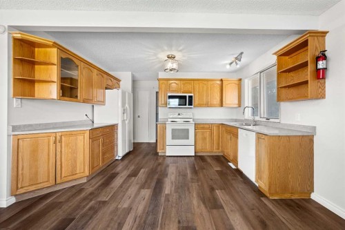 5607 43 Street, Lloydminster, AB - Indoor Photo Showing Kitchen