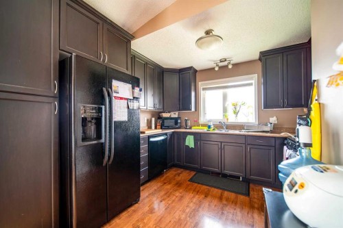1025 30 Street, Wainwright, AB - Indoor Photo Showing Kitchen