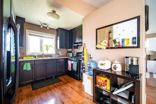 1025 30 Street, Wainwright, AB - Indoor Photo Showing Kitchen