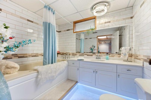 5703 35 Street, Lloydminster, AB - Indoor Photo Showing Bathroom