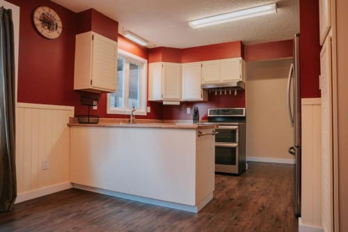 1026 18 Avenue, Wainwright, AB - Indoor Photo Showing Kitchen