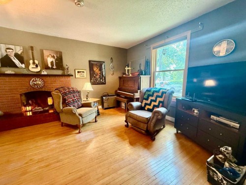 5107 46 Street, Provost, AB - Indoor Photo Showing Living Room