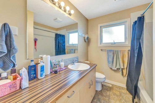 5013 47 Street, Lloydminster, AB - Indoor Photo Showing Bathroom