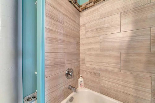 5015 47 Street, Lloydminster, AB - Indoor Photo Showing Bathroom