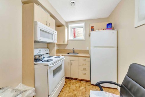 5015 47 Street, Lloydminster, AB - Indoor Photo Showing Kitchen