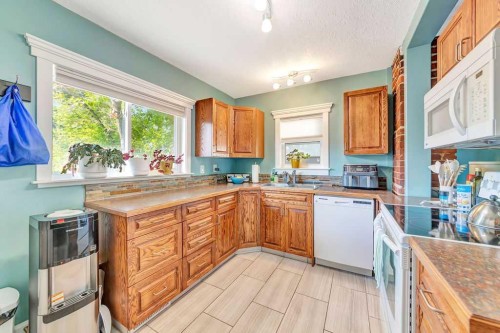5015 47 Street, Lloydminster, AB - Indoor Photo Showing Kitchen