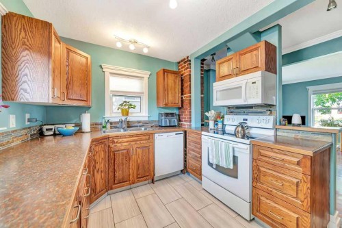 5015 47 Street, Lloydminster, AB - Indoor Photo Showing Kitchen With Double Sink