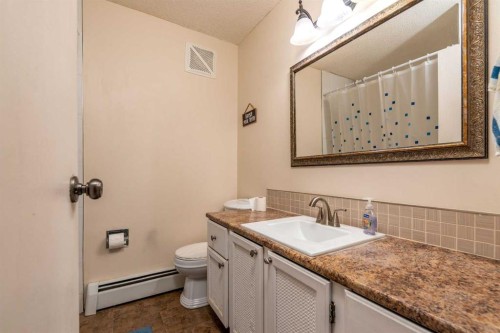 2604 57 A Avenue, Lloydminster, AB - Indoor Photo Showing Bathroom
