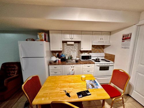 2826 12 Avenue, Wainwright, AB - Indoor Photo Showing Kitchen