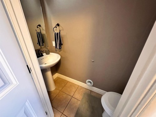 2826 12 Avenue, Wainwright, AB - Indoor Photo Showing Bathroom