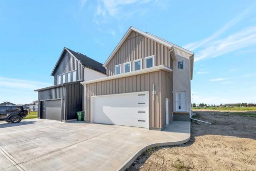 6906 35 Street, Lloydminster, AB - Outdoor