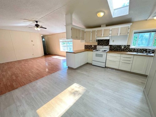 5001 51 Street, Clandonald, AB - Indoor Photo Showing Kitchen