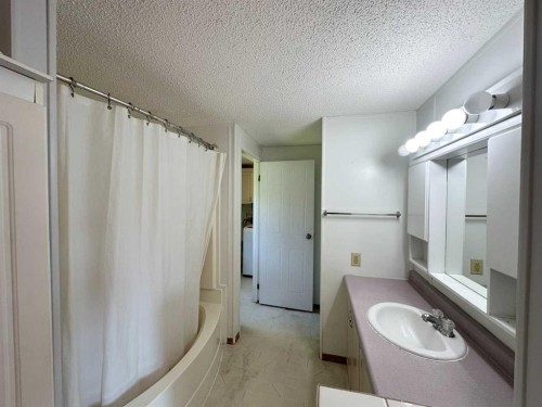 5001 51 Street, Clandonald, AB - Indoor Photo Showing Bathroom