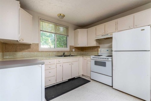 206 Main Street, Lashburn, SK - Indoor Photo Showing Kitchen With Double Sink