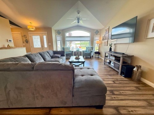 4905 5 Avenue, Chauvin, AB - Indoor Photo Showing Living Room